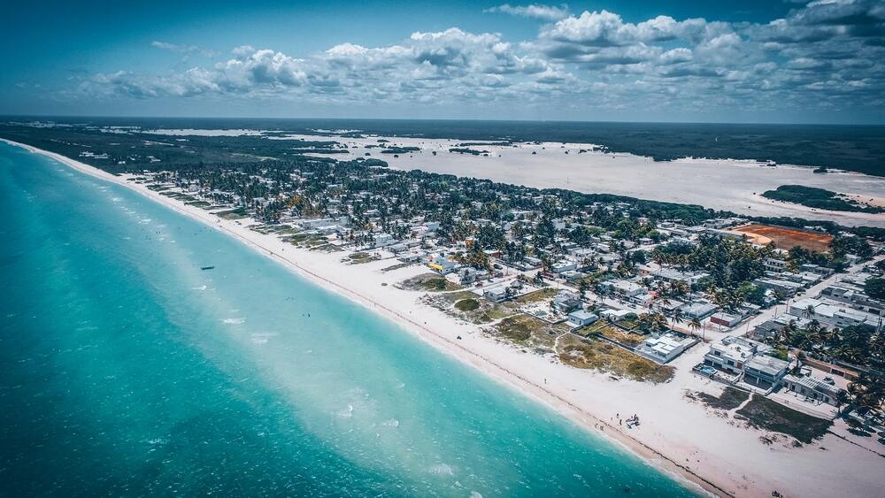 Vista aérea de Sisal con playa, manglar y entorno natural